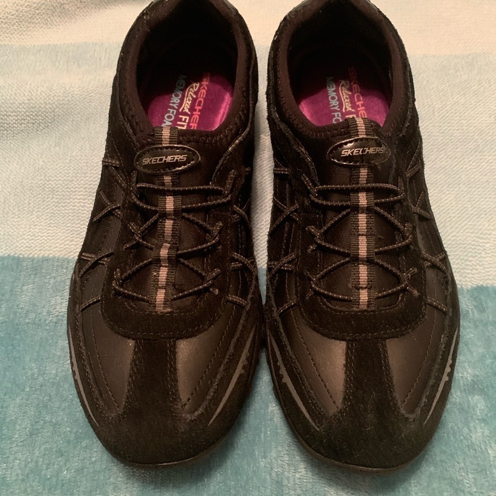 Sketchers women’s black relaxed fit memory foam slip on sneaker Size 8